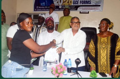 IFELODUN LCDA: 500 INDIGENT STUDENTS GETS FREE GCE FORMS